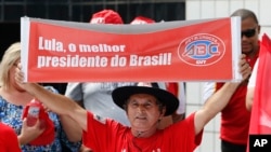 Un manifestant porte une banderole favorable à Lula, Sao Paulo, le 13 mars 2016 