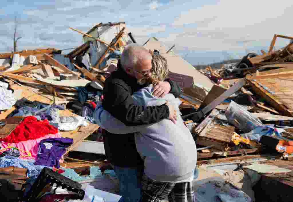 Mike Castle abraza a su hija Nikki después de localizar el collar de padre e hija que quería regalarle en Navidad, después del tornado en Dawson Springs, Kentucky. Minh Connors/USA Today Network vía Reuters