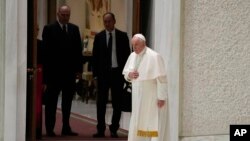 El papa Francisco entra al salón Pablo VI para su audiencia general semanal, en el Vaticano, el 27 de octubre de 2021.