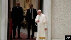 El papa Francisco entra al salón Pablo VI para su audiencia general semanal, en el Vaticano, el 27 de octubre de 2021. (AP Foto/Gregorio Borgia)