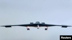 El bombardero Spirit B-2, indetectable por los radares, es capaz de transportar armas convencionales y nucleares.