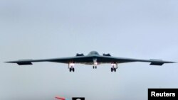 Бомбардувальник B-2 Spirit заходить на посадку на військовій базі у Міссурі.