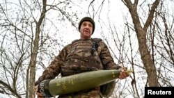 Снаряди 155-мм калібру можуть достатньо швидко надійти в Україну, адже вони є в сховищах США в Європі, сказав посадовець Пентагону АР 