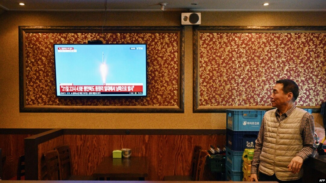 Un hombre observa un noticiero en un bar de Seúl, Corea del Sur, después del anuncio del lanzamiento de un satélite espía por Corea del Norte el 21 de noviembre de 2023.