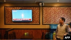 Un hombre observa un noticiero en un bar de Seúl, Corea del Sur, después del anuncio del lanzamiento de un satélite espía por Corea del Norte el 21 de noviembre de 2023.