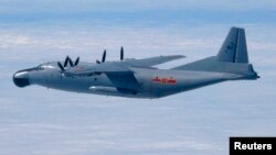 Avión de fabricación china Y-8 similar al desaparecido este miércoles en Myanmar.