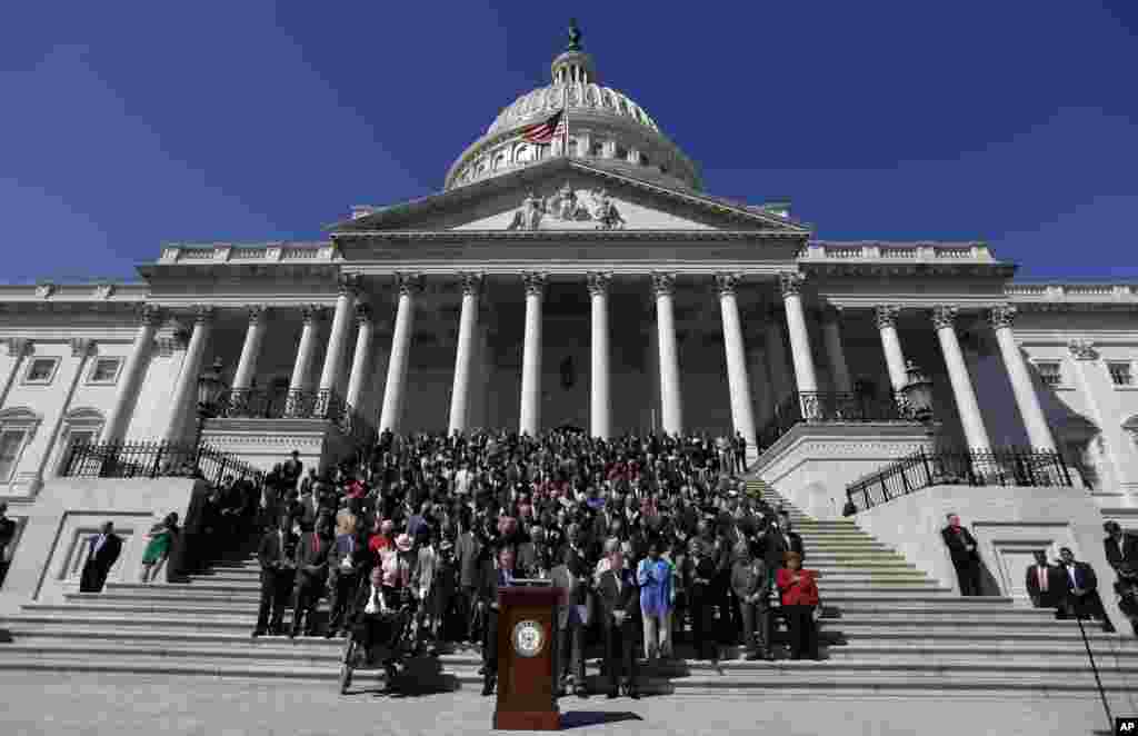 Miembros del Capitolio, en Washington, DC, realizan un momento de silencio en la ceremonia de conmemoraci&oacute;n de los atentados.