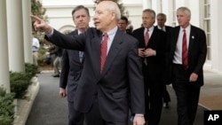 John Koskinen sale de la Casa Blanca tras una reunión en 2009 con el presidente Barack Obama.