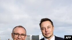 Perdana Menteri Australia Selatan Jay Weatherill (kiri) bersama CEO Tesla Motors Elon Musk (kanan) di Adelaide. AFP photo /South Australia Department of Premier and Cabinet.