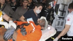 Un minero herido es cargado hasta una ambulancia en la mina de carbón de Soma, al sur de Estambul. 