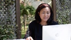 Seorang diaspora Indonesia, Nia English, bekerja dengan laptop di halaman rumahnya di Gaithersburg, Maryland.(Foto: VOA)