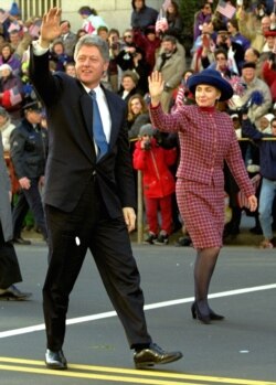 بیل و هیلاری کلینتون بعد از تحلیف در مسیر ورود به کاخ سفید - ۲۰ ژانویه ۱۹۹۳