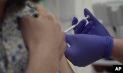 Đại học Oxford (Anh) công bố video tiêm vaccine Covid-19 thử nghiệm trên người, 23/4/2020