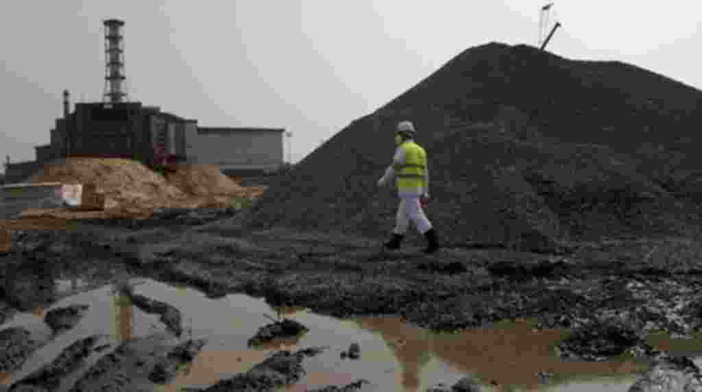 Exterior de uno de los caparazones contaminados en la planta de Chernobyl. Trabajadores inician la construcción de una nueva cubierta de $2.000 millones de dólares para sellar 200 toneladas de material radiactivo del siglo anterior.