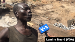 Jean-Baptiste Guibila travaille dans cette carrière depuis l’an 2000, à Ouagadougou, au Burkina Faso, le 24 décembre 2018. (VOA/Lamine Traoré)