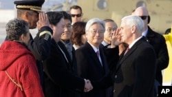 Pence es recibido en la Base Aérea Osan en Pyeongtaek, Corea del Sur.