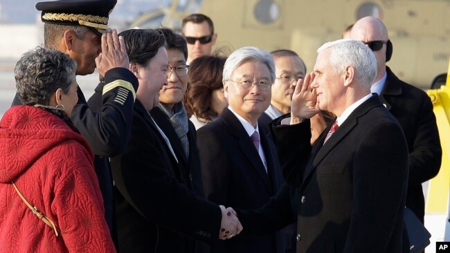 Pence es recibido en la Base Aérea Osan en Pyeongtaek, Corea del Sur.