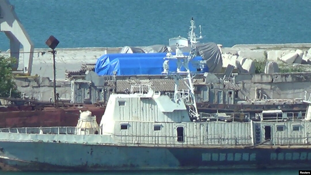 ARSIP – Gambar dari cuplikan video menunjukkan terpal biru yang menutupi perlengkapan di pelabuhan Feodosia, Krimea, 11 Juli 2017 (foto: REUTERS/Staff/Arsip)