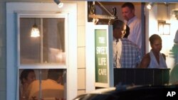 El presidente Obama y la Primera Dama salen de un café en Oak Bluffs, en la isla de Martha's Vineyard.