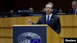 Presiden Israel Isaac Herzog menyampaikan pidato di depan anggota parlemen Uni Eropa dalam peringatan mengenang tragedi Holocaust di Brussels, Belgia, pada 26 Januari 2023. (Foto: Reuters/Yves Herman)