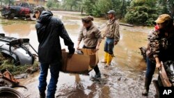 Meštani pokušavaju da spasu imovinu u poplavljenom području u gradu Hajdžin u Koloradu. 