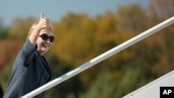 힐러리 클린턴 민주당 대통령 후보가 19일 마지막 TV토론이 열리는 라스베거스로 향하기 위해 전날 뉴욕 웨체스터에서 전용기에 오르면서 엄지 손가락을 들어보이고 있다.