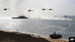 Kapal-kapal dan helikopter-helikopter angkatan laut Rusia dalam latihan militer di Laut Hitam, Krimia, 9 September 2016. (AP/Pavel Golovkin)