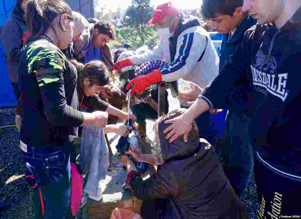 Moja wapo ya vituo vya maji huko Idomeni ambako kuna zaidi ya wakimbizi 13,000.