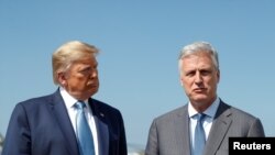 El presidente Donald Trump y el secretario de seguridad nacional Robert O'Brien, en el aeropuerto de Los Angeles, el 18 de septiembre de 2019. O'Brien defendió el la afirmación de Trump sobre una presunta amenaza a embajadas de EEUU por parte del general iraní Qassem Soleimani.