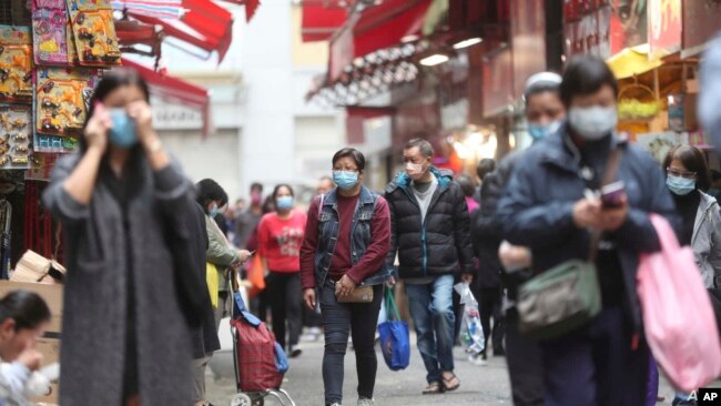 目前许多香港民众在公共场合都戴上了口罩自保