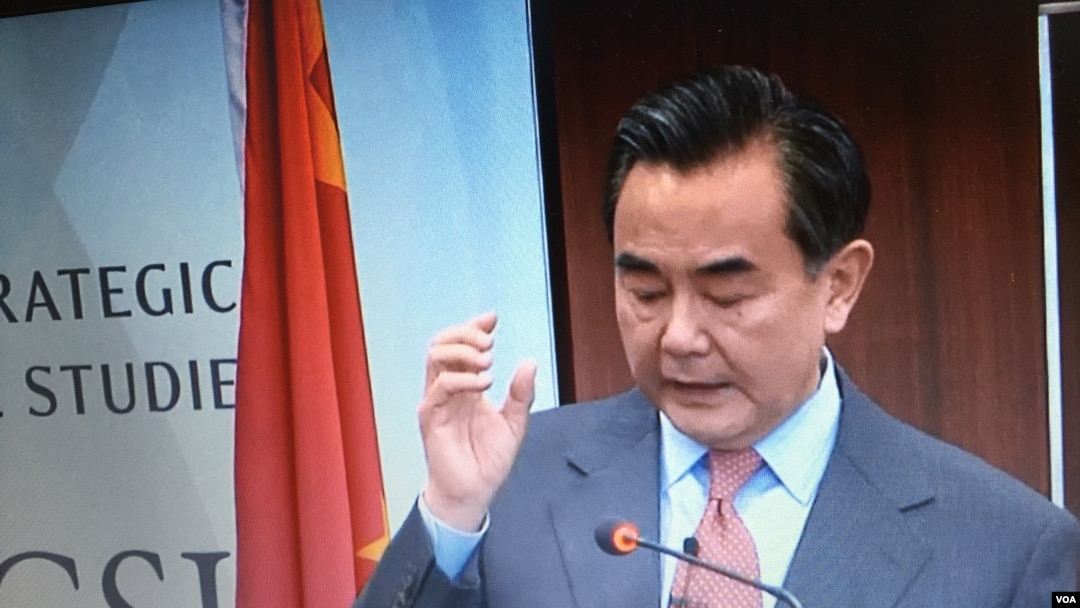 中国外长王毅在华盛顿智库国际战略研究中心发表演讲 (美国之音莉雅拍摄 2016年2月25日 )