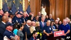 El activista Jon Stewart, habla en una conferencia de prensa en nombre de las víctimas y familiares del 11 de septiembre, el viernes 12 de julio de 2019, en el Capitolio de Washington.