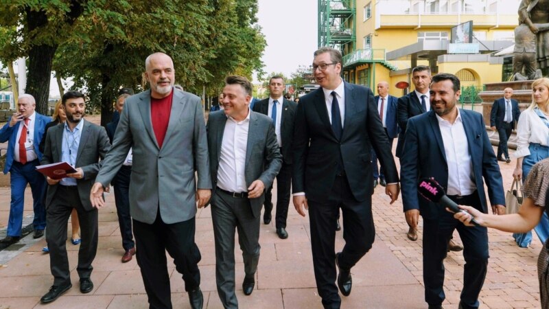 Заев ги пречека Вучиќ и Рама во пресрет на утрешниот Економски форум