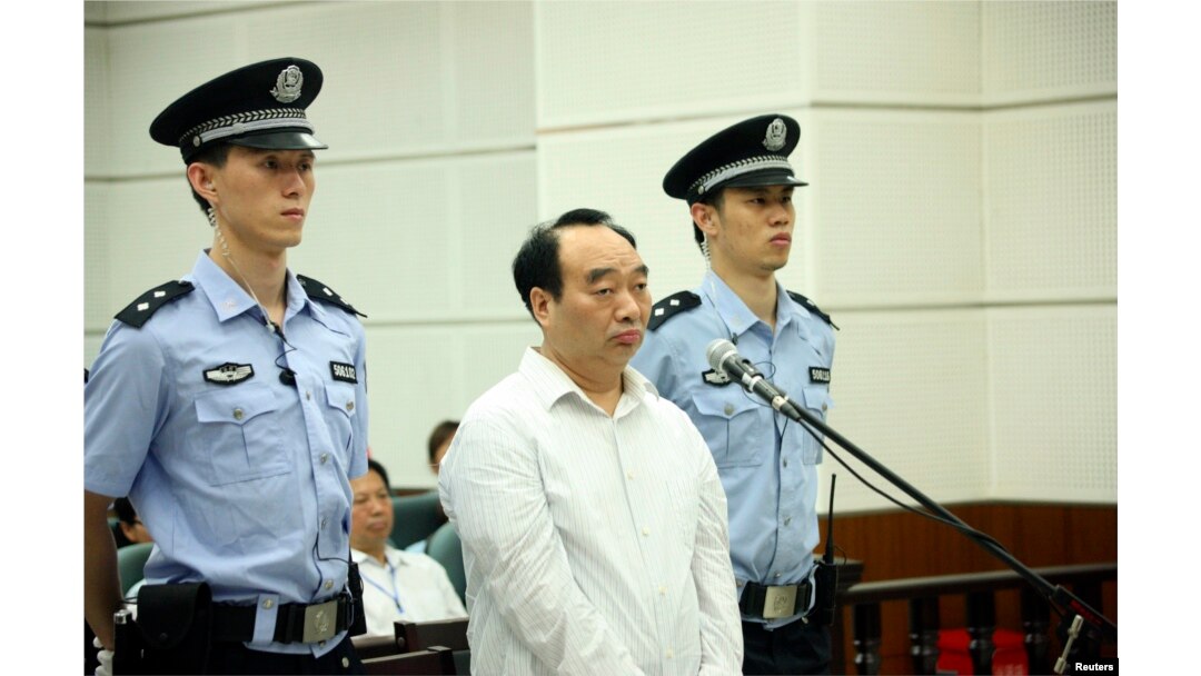 曾担任重庆市北碚区委书记的雷政富在法庭上（2013年6月28日）