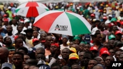 Les partisans du Parti démocratique du peuple (PDP) assistent à un rassemblement de campagne à Lagos, au Nigéria, le 12 février 2019.