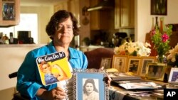 Dorene Giacopini sostiene una foto de su madre, Primetta Giacopini, mientras posa para una foto en su casa de Richmond, California, el lunes 27 de septiembre de 2021.