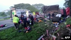 Foto divulgada por el departamento de Protección Civil de Pijijiapan, en el estado mexicano de Chiapas, muestra a miembros de la policía local y socorristas en el sitio de un accidente en que murieron varios migrantes cubanos el 1 de octubre de 2023.