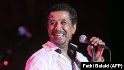 Le chanteur algérien Cheb Khaled en concert lors de la 49e session du Festival International de Carthage le 21 juillet 2013.