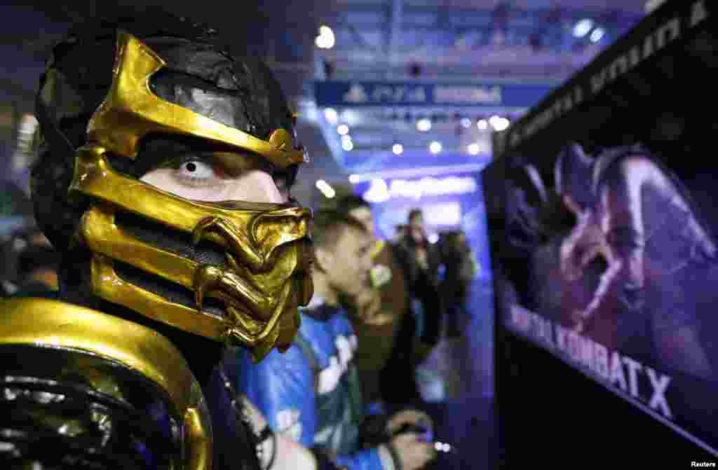 Một người ăn mặc như nhân vật "Scorpion" trong trò chơi chiến đấu "Mortal Kombat X" sắp ra mắt năm 2015, tại đại hội Comic-Con Nga và triển lãm IgroMir 2014 ở Moscow. 