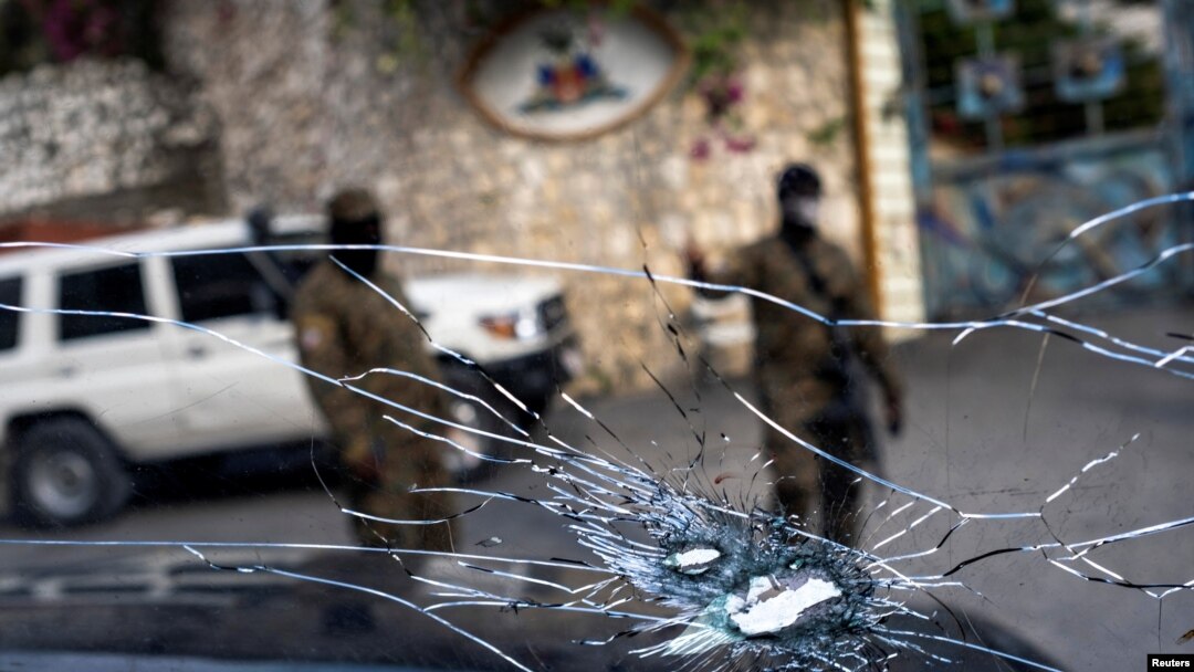 Se ven agujeros de bala en la ventana de un automóvil de seguridad presidencial en el estacionamiento de la residencia del difunto presidente Jovenel Moise en Puerto Príncipe, el 15 de julio de 2021.
