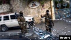 Se ven agujeros de bala en la ventana de un automóvil de seguridad presidencial en el estacionamiento de la residencia del difunto presidente Jovenel Moise en Puerto Príncipe, el 15 de julio de 2021.