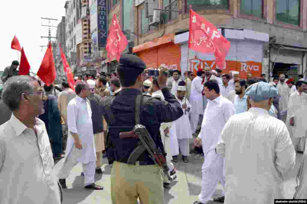 &nbsp;بعض علاقوں میں احتجاجی جماعتوں کے کارکنوں نے مبینہ طور پر زبردستی دکانیں بند کروانے کی بھی کوشش کی۔