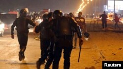 Polisi Mesir dan para fans klub Zamalek saling adu argumen dalam kerusuhan di stadion sepakbola di Kairo, Minggu (8/2).