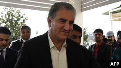 Menteri Luar Negeri Pakistan Minister Shah Mehmood Qureshi tiba untuk sesi gabungan parlemen di Islamabad, 28 Februari 2019. 