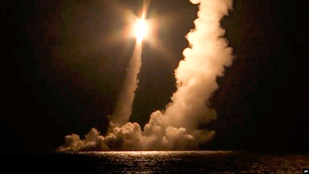 2020 年 12 月 12 日，俄罗斯海军的弗拉基米尔·莫诺马赫 (Vladimir Monomakh) 核潜艇发射了洲际弹道导弹。(photo:VOA)