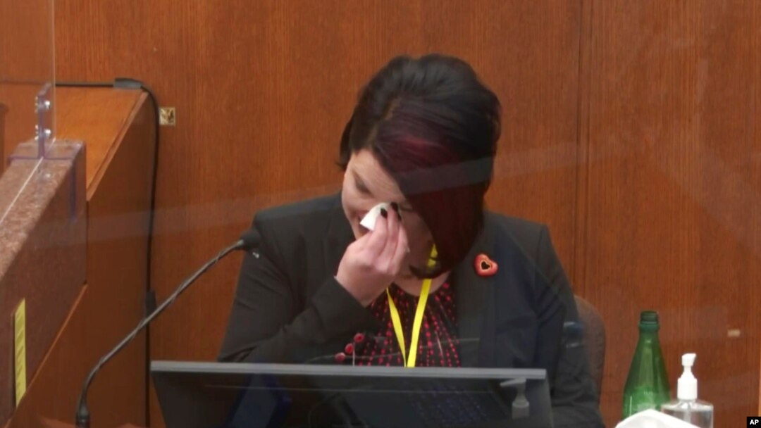 En esta captura de video, la que fuera novia de Floyd, Courtney Ross, responde el jueves 1 de abril de 2021 al jurado en una corte de Minneapolis en el juicio contra el expolicía Darek Chauvin.