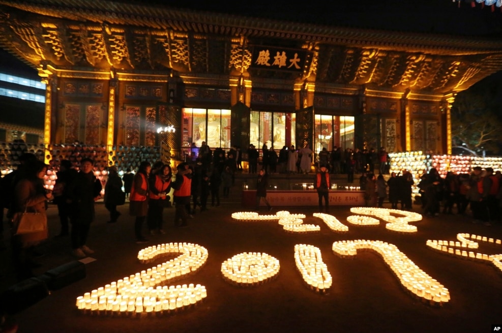 Los budistas encienden velas durante las celebraciones de Año Nuevo en el templo budista Jogye en Seúl, en Corea del Sur. (Foto AP)