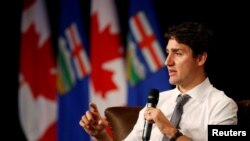 Le Premier ministre canadien Justin Trudeau parle lors d'une réunion à la Chambre de commerce de Calgary à Calgary, Alberta, Canada, le 21 décembre 2016.
