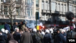 Calling themselves ‘Casuals Against Terrorism’ the group set off flares and was eventually repelled with water cannons in Brussels, Belgium, March 27, 2016. (H.Murdock/VOA)