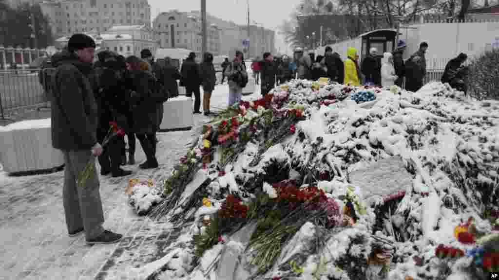 Jma&#39;a Na Ajiye Filawoyi A Kofar Ofishin jakadancin Faransa Dake Birni Moscow, Kasar Rasha, Domin Nuna Alhinin Su Dangane Da Mummunanr Harin Da Aka Kai A Birnin Paris, Nuwamba 15, 2015. &nbsp;